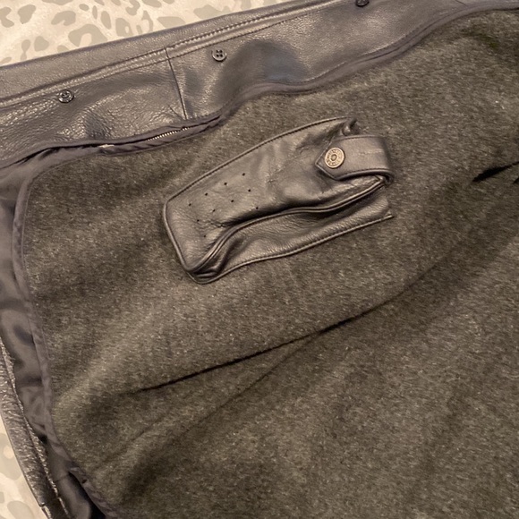 Vintage authentic Guess leather coat. - Picture 7 of 16